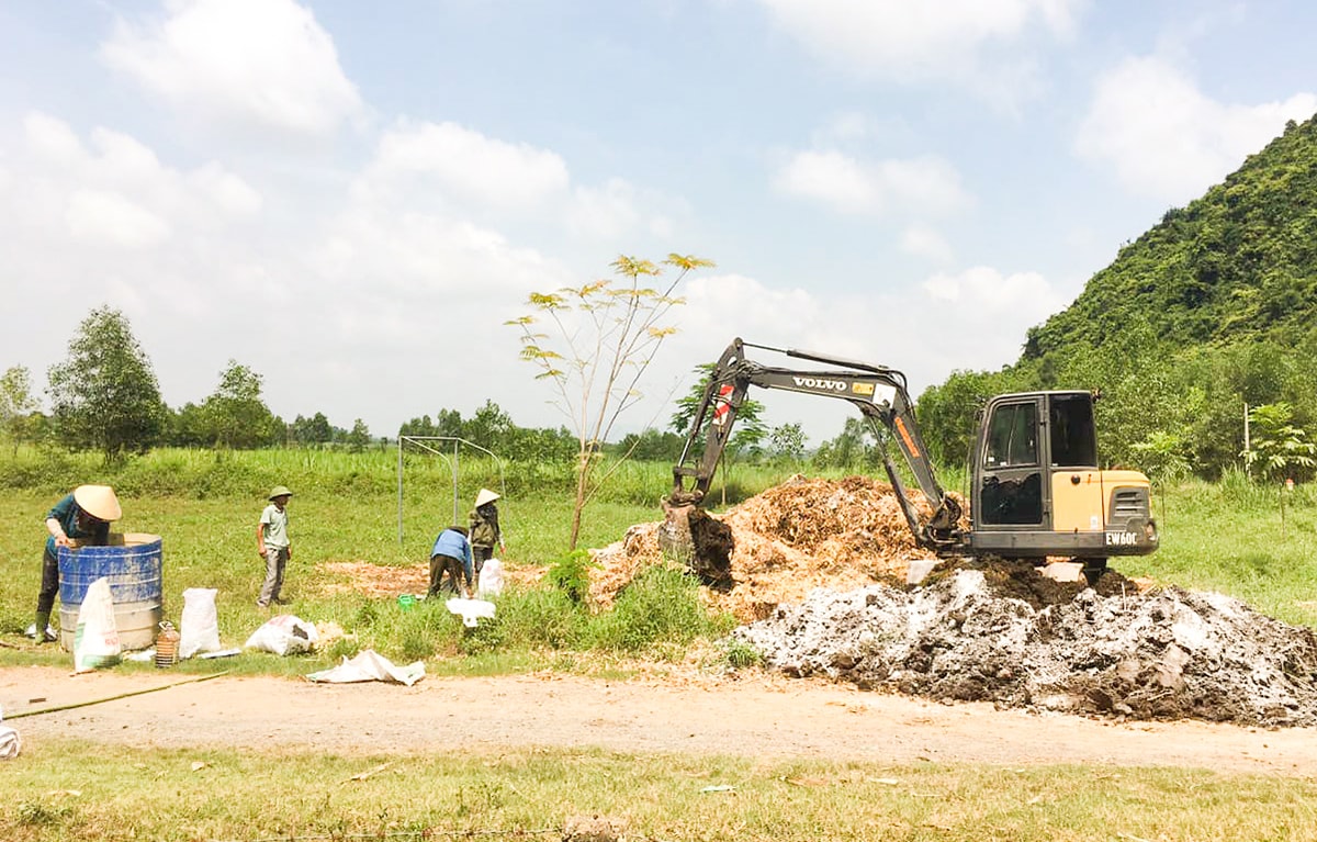 Xử lý rác thải thành phân bón hữu cơ ở Tân Kỳ. Ảnh: T.P