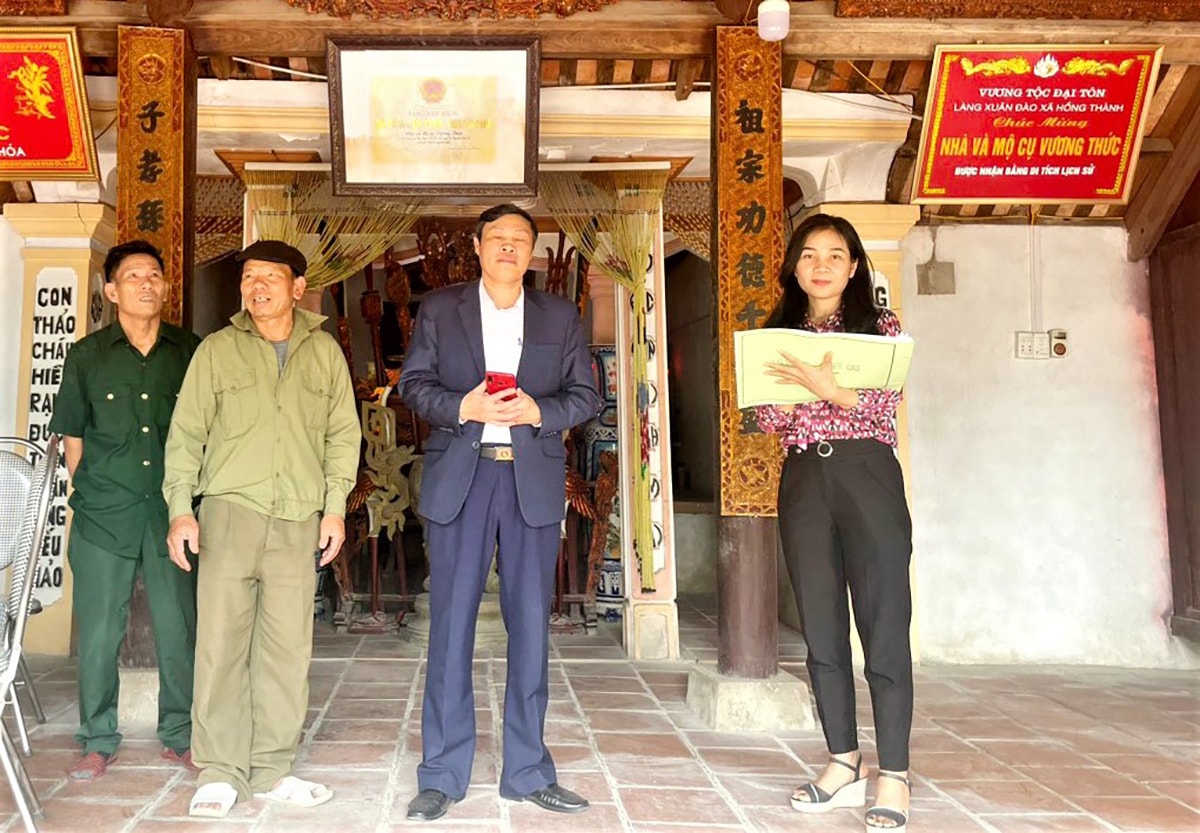Cán bộ Ban Quản lý di tích tỉnh (phải) khảo sát tu bổ di tích ở huyện Yên Thành. Ảnh tư liệu: Trương Thị Thư