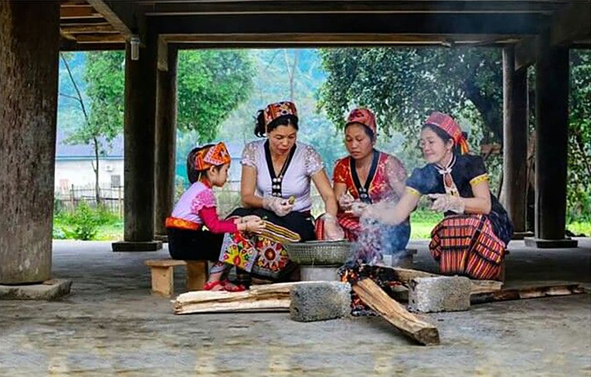 Chị Lô Thị Hoa - đại biểu HĐND huyện Con Cuông truyền dạy nét văn hóa của đồng bào Thái. Ảnh: Lương Hương