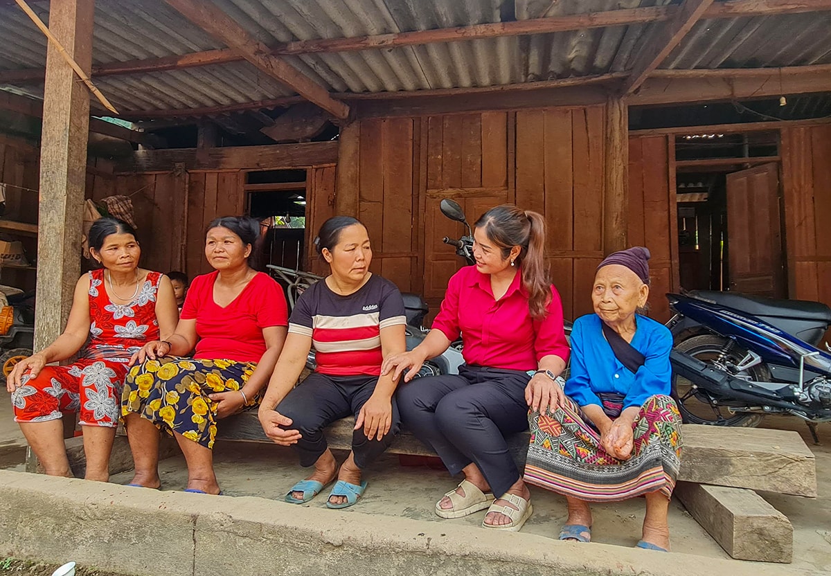 Chị Vi Thị Ánh - đại biểu HĐND huyện Tương Dương trao đổi với người dân bản Phồng. Ảnh: H.T