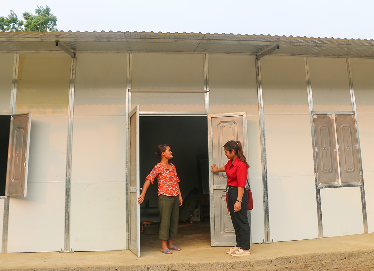 Chị Vi Thị Ánh thăm hộ được tặng nhà ở theo chương trình xóa nhà dột nát. Ảnh: K.L