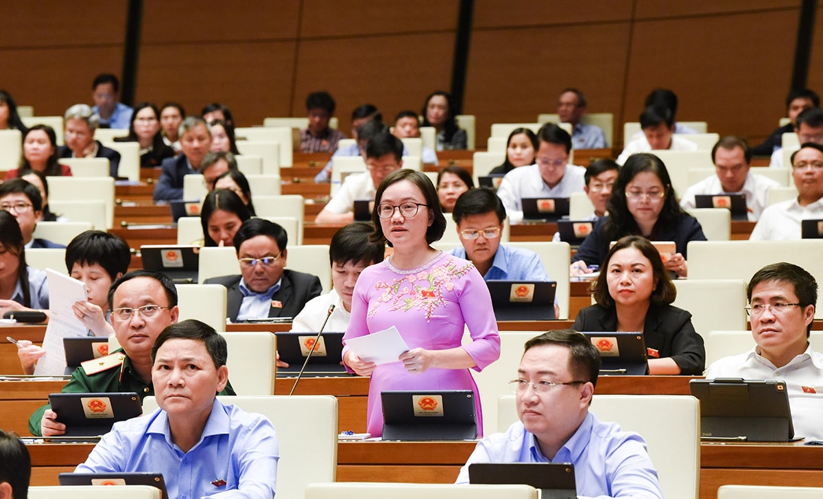 Đại biểu Thái Thị An Chung - Ủy viên BCH Đảng bộ tỉnh, Phó Trưởng đoàn chuyên trách Đoàn ĐBQH tỉnh Nghệ An phát biểu thảo luận về dự án Luật Thực hiện dân chủ cơ sở tại kỳ họp Quốc hội. Ảnh: Quang Khánh