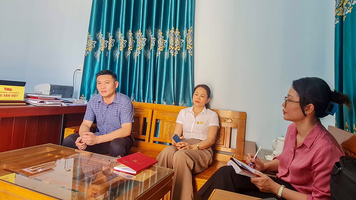 Lãnh đạo HĐND xã Lạng Khê (Con Cuông) trao đổi với PV về vai trò của các nữ đại biểu dân cử. Ảnh: H.T