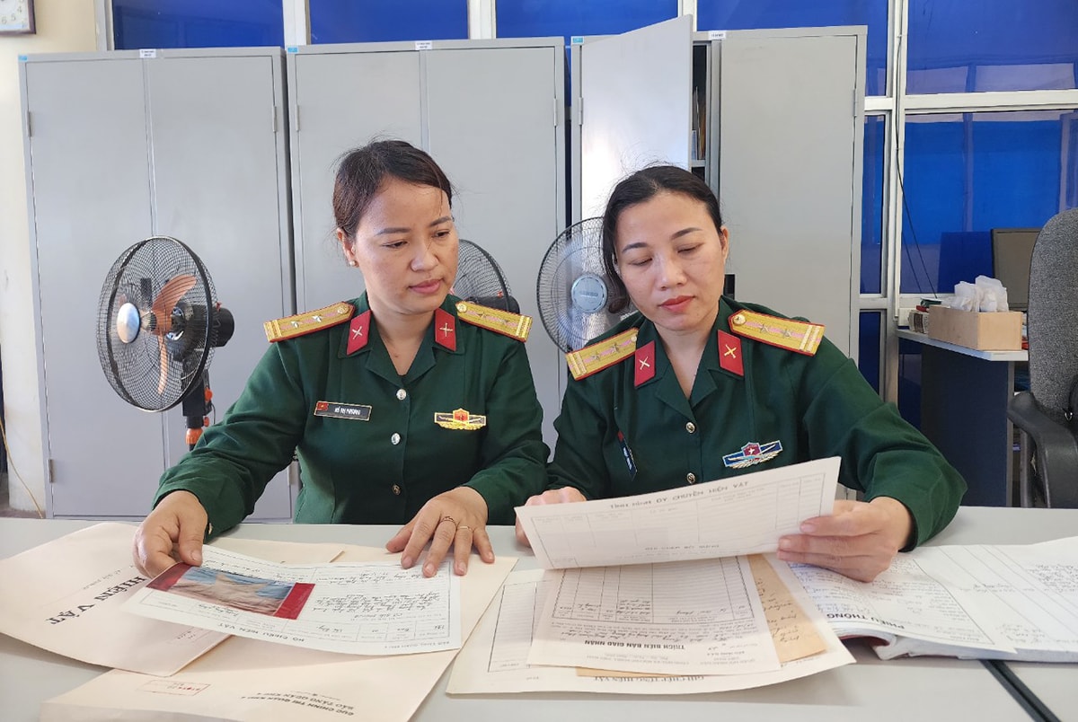 Những tài liệu về các hiện vật là các lá cờ được cán bộ Bảo tàng Quân khu IV lưu giữ cẩn thận.