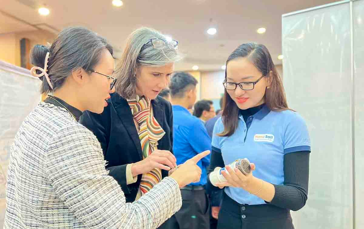 Giới thiệu sản phẩm với người nước ngoài tại các hội chợ, triển lãm.