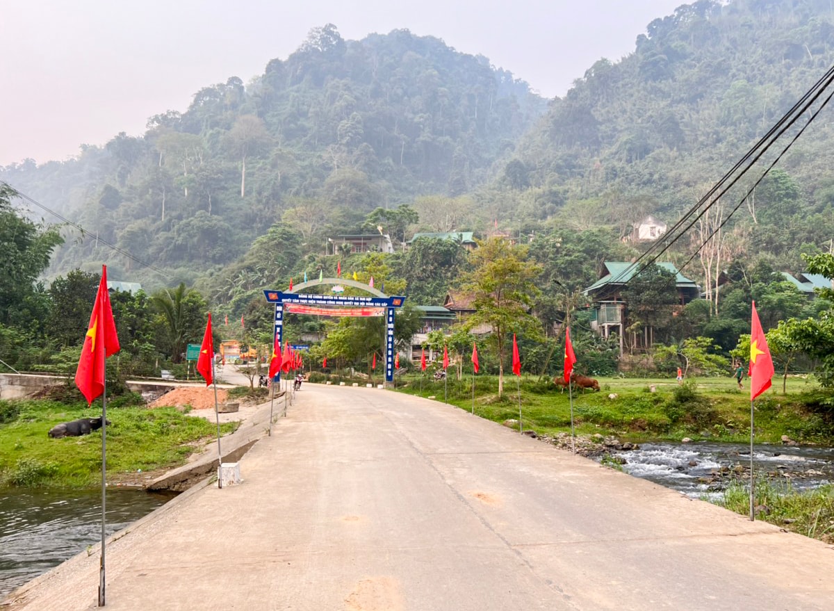 Đường vào xã Tam Hợp, huyện Tương Dương. Ảnh: Gia Huy