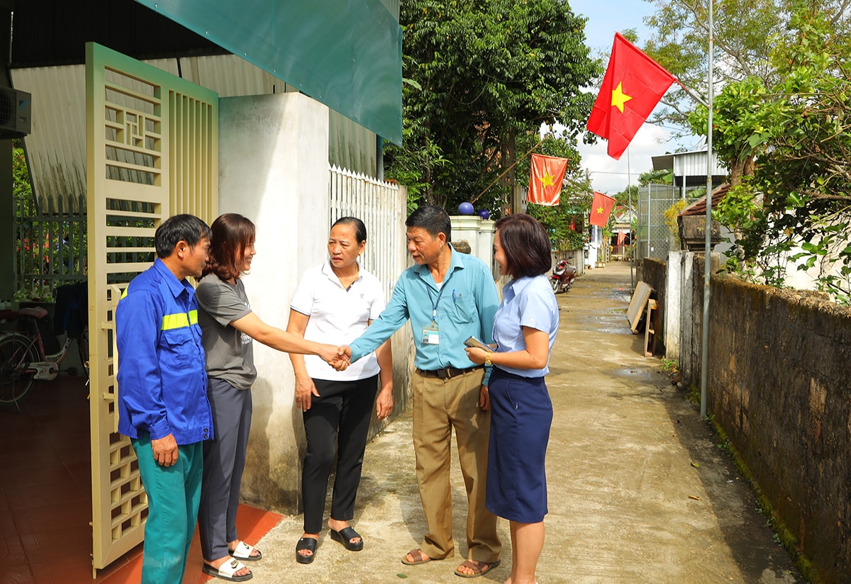 Cán bộ xã Nghĩa Tiến (TX. Thái Hòa) thường xuyên đến các khu dân cư gặp gỡ, trao đổi với người dân. Ảnh: Nguyên Sơn