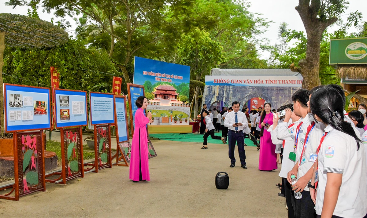 Cán bộ Khu Di tích Kim Liên giới thiệu các tác phẩm tại triển lãm