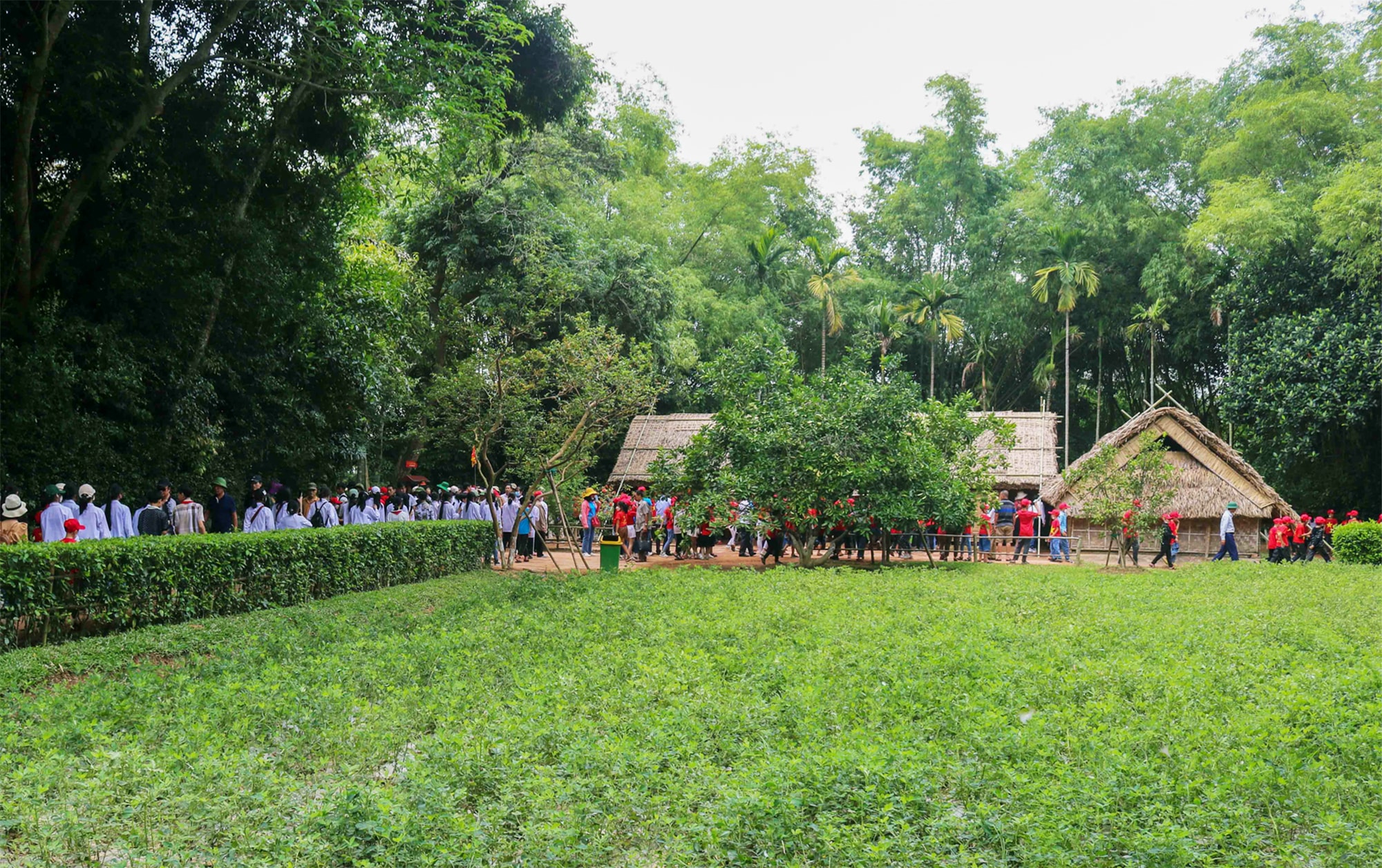 Du khách hành hương về quê Bác những ngày đầu tháng Năm.