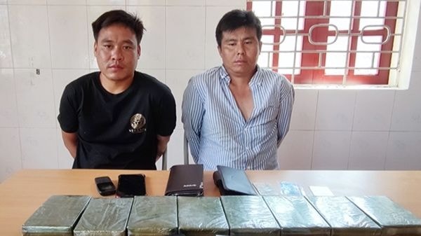 Khống chế 2 đối tượng người Lào mang theo súng vận chuyển 8 bánh heroin