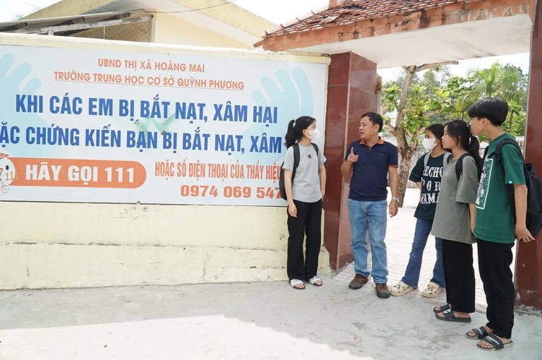 Học sinh Trường THPT Thái Lão (Hưng Nguyên) tổ chức minigame với các từ khóa liên quan đến vấn đề bạo lực học đường.