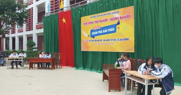 Tấm biển đặc biệt ở Trường THPT Quỳnh Phương (TX. Hoàng Mai).