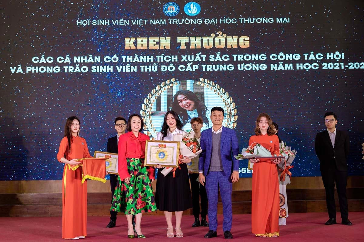 Đảng viên trẻ Nguyễn Ngọc Anh - sinh viên Đại học Thương Mại được khen thưởng nhờ có thành tích xuất sắc trong công tác hội và phong trào sinh viên Thủ đô.