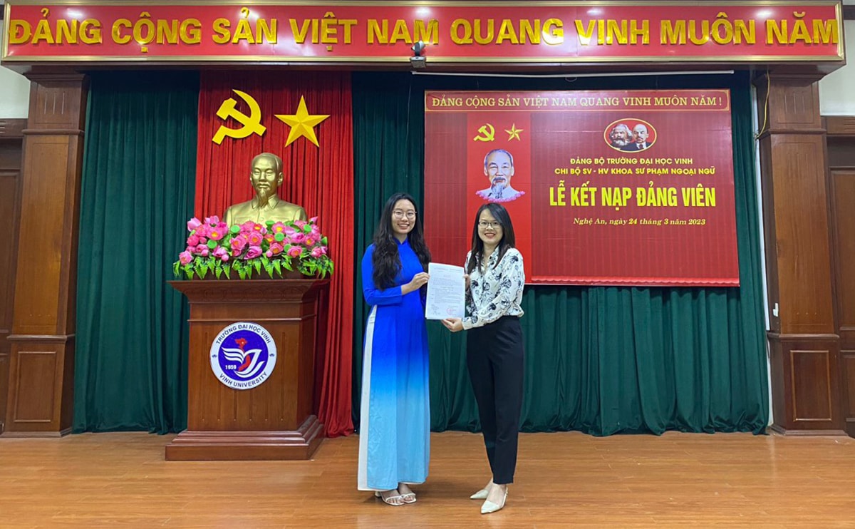 Sau thời gian phấn đấu, sinh viên Nguyễn Nguyệt Anh, Khoa Sư phạm ngoại ngữ (Trường Đại hoc Vinh) vinh dự được kết nạp vào Đảng.