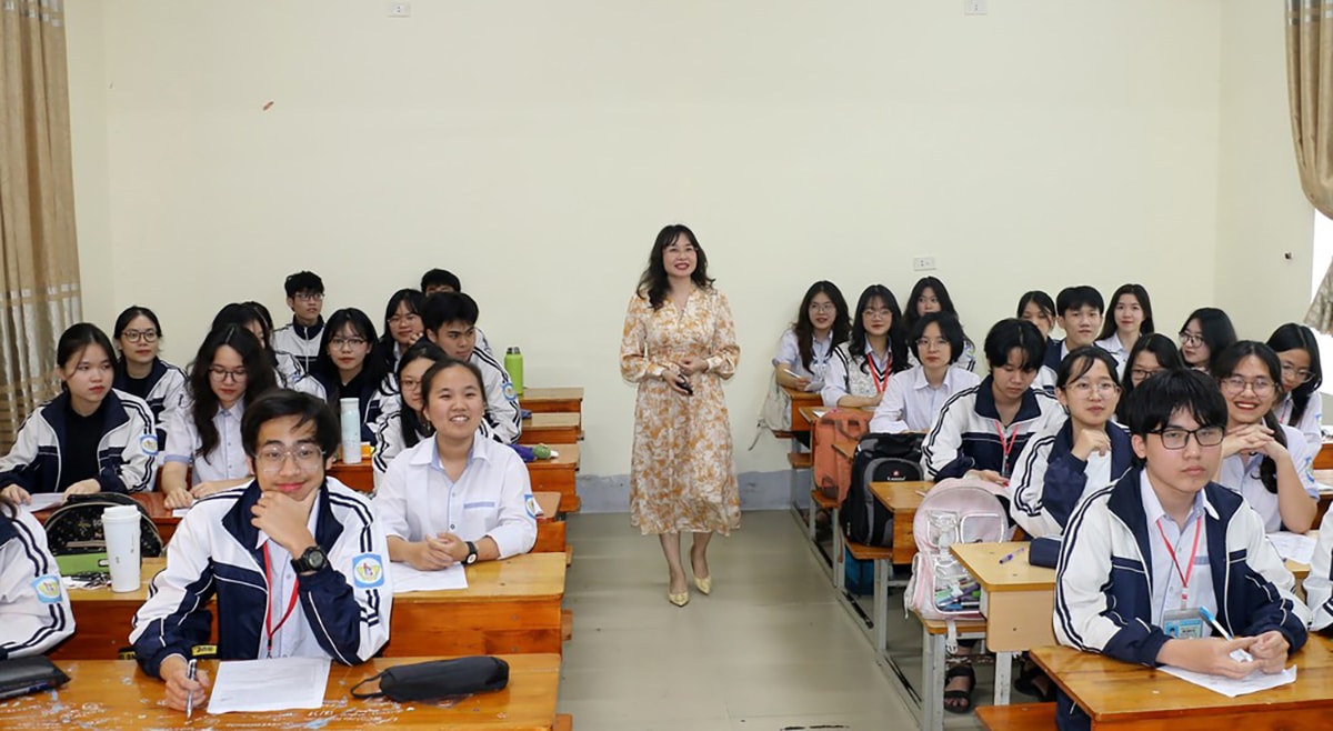 Giờ học của lớp 12 chuyên Anh - Trường THPT chuyên Phan Bội Châu.