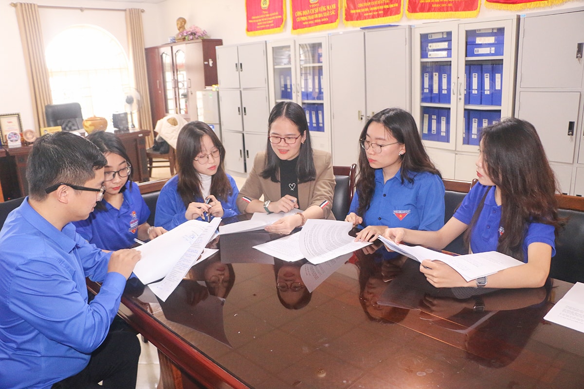 Nhờ nỗ lực trong học tập và có nhiều thành tích trong công tác Đoàn - Hội, nhiều sinh viên Trường Đại học Vinh đã được đứng vào hàng ngũ của Đảng.
