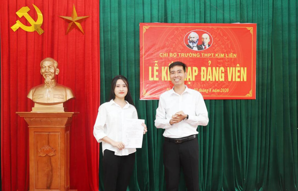 Lế kết nạp Đảng cho học sinh tại Trường THPT Kim Liên (Nam Đàn).