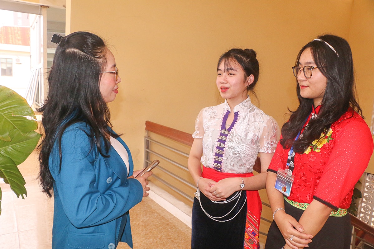 PV Báo Nghệ An trao đổi với học sinh đã học lớp cảm tình Đảng ở Trường THPT Dân tộc nội trú Nghệ An.