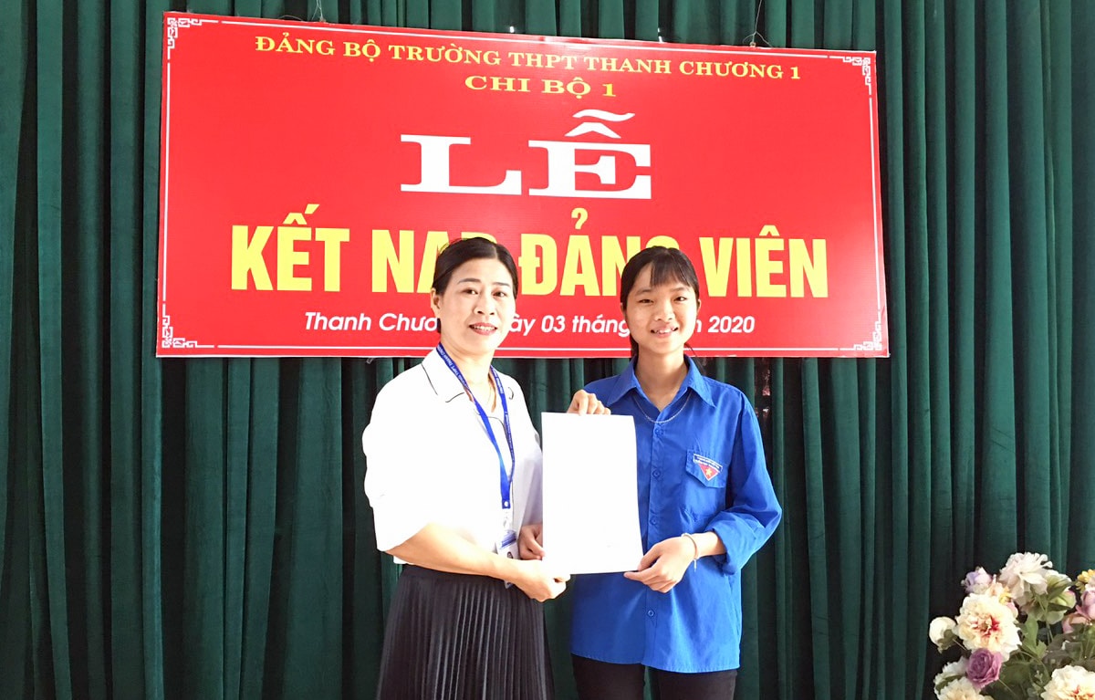 Lễ kết nạp đảng viên tại Trường THPT Thanh Chương 1.