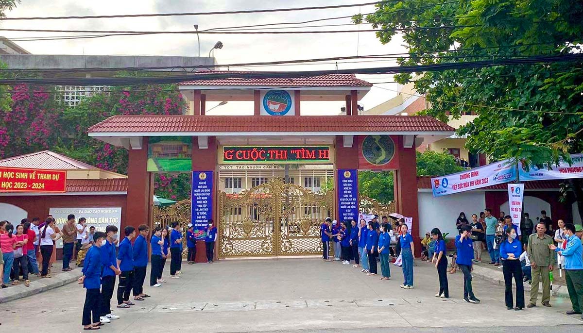 Đoàn viên, thanh niên TP. Vinh tham gia tiếp sức mùa thi tại kỳ thi lớp 10 năm 2023.