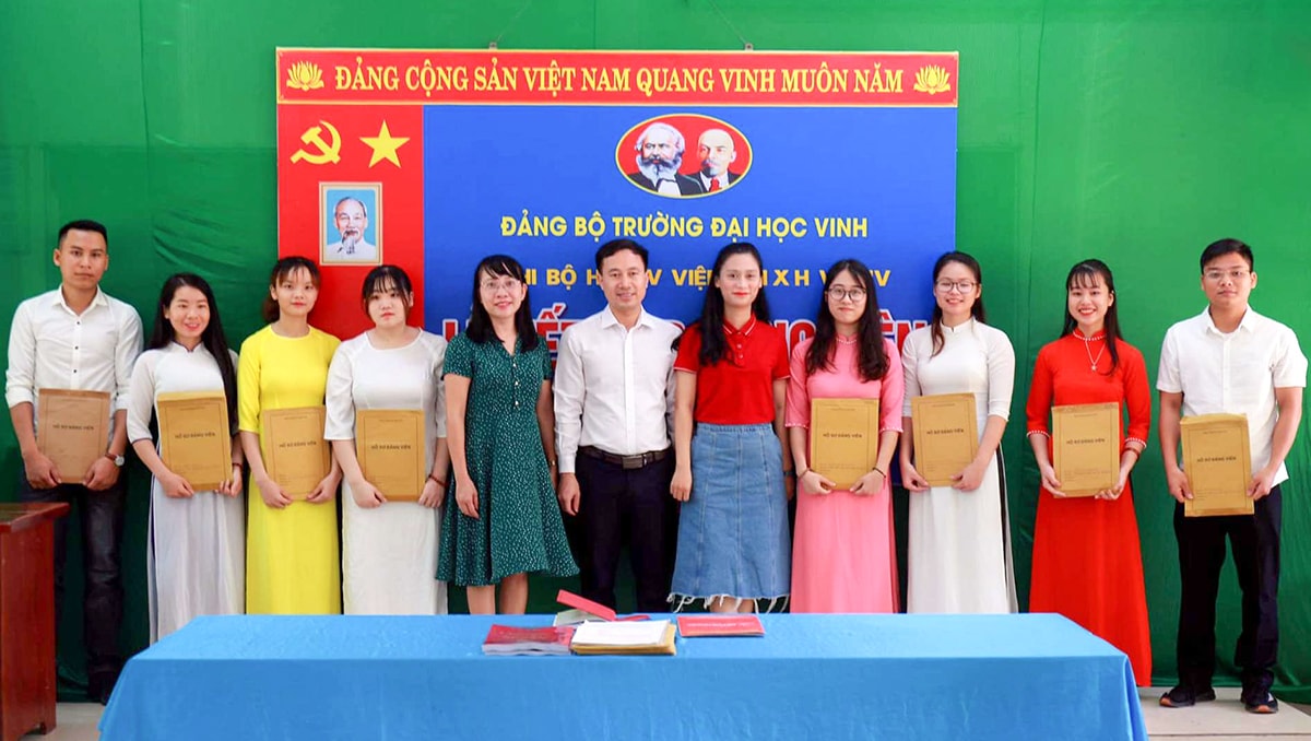 Chi bộ Sinh viên, học viên Sư phạm xã hội (Trường Đại học Vinh) tổ chức lễ kết nạp Đảng cho sinh viên.