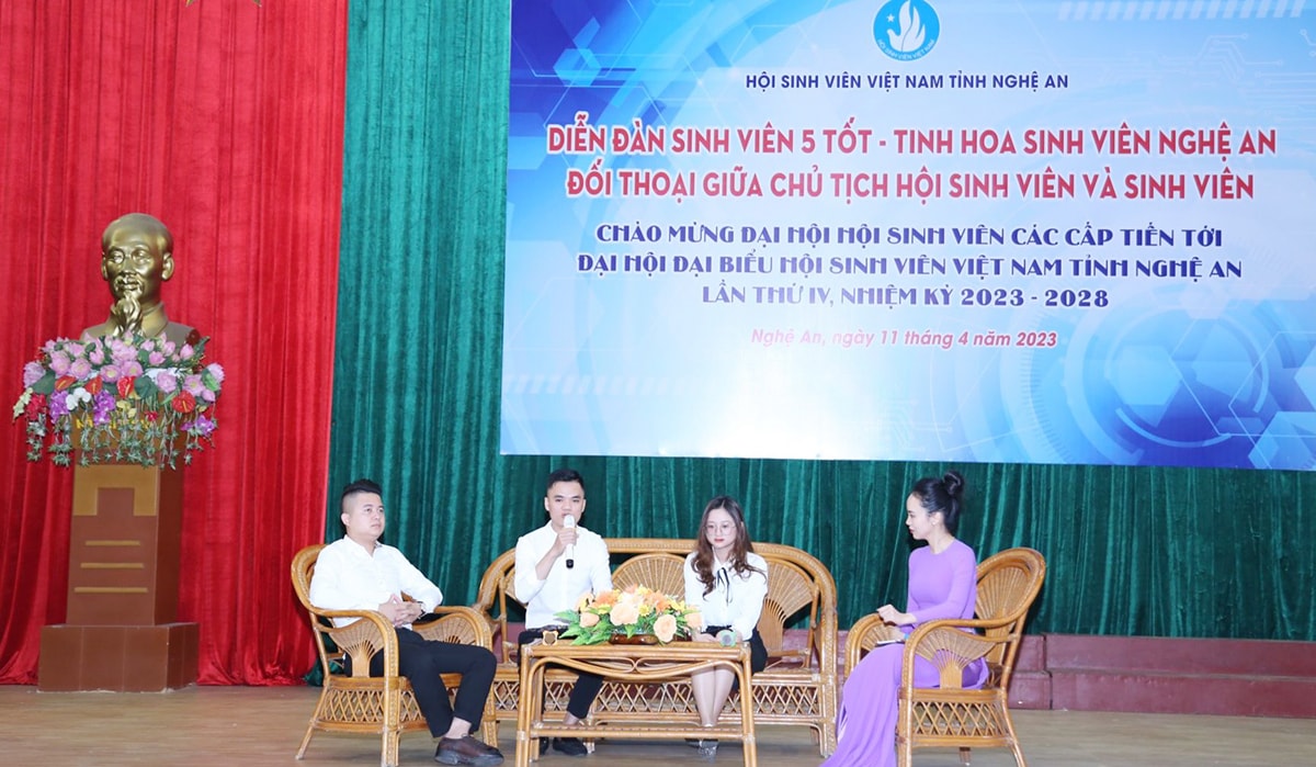 Các sinh viên và cựu sinh viên chia sẻ về kinh nghiệm để đạt danh hiệu Sinh viên 5 tốt.
