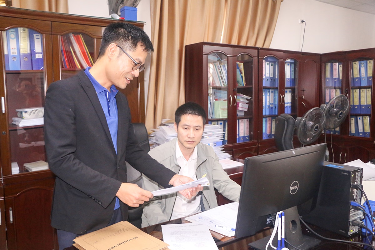 Cán bộ văn phòng Đảng ủy Đại học Vinh rà soát công tác phát triển đảng cho quần chúng ưu tú là HSSV.