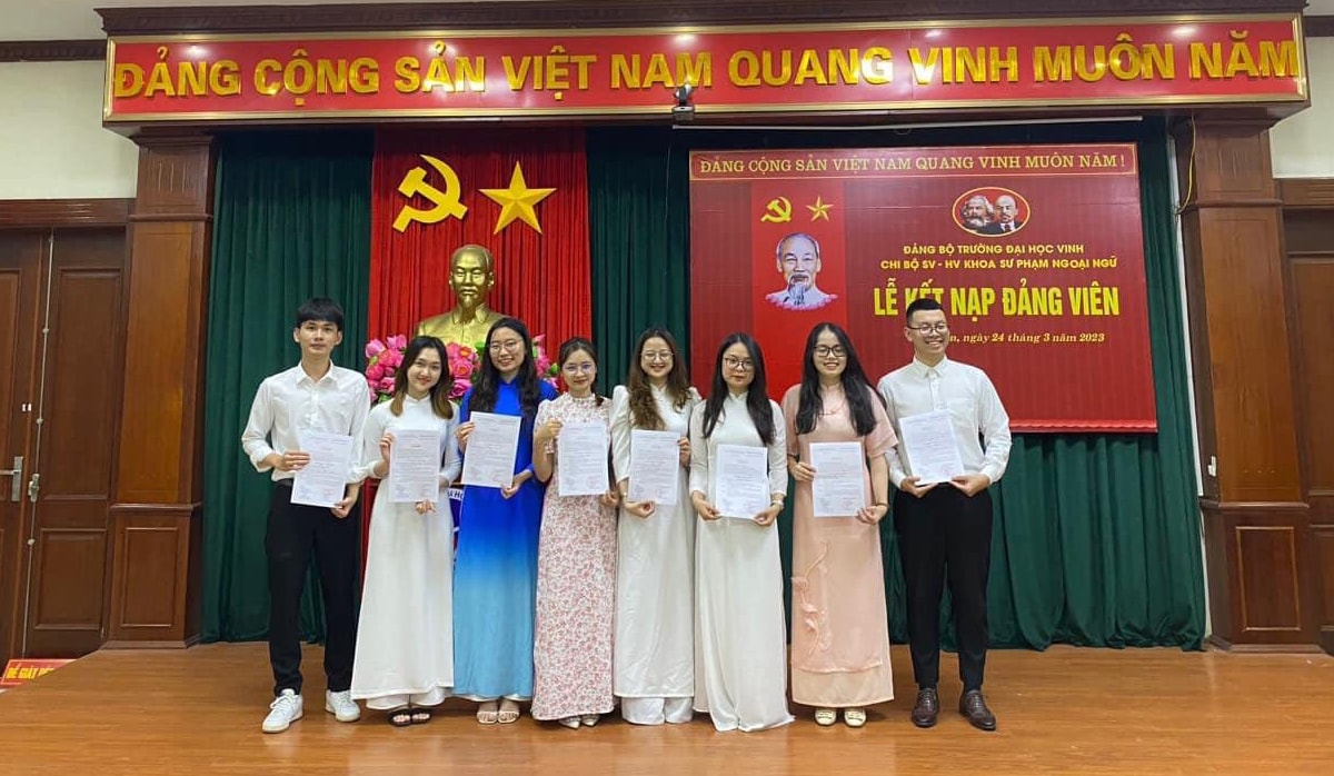 Chi bộ Sinh viên, học viên Khoa Sư phạm ngoại ngữ (Trường Đại học Vinh) tổ chức kết nạp đảng cho các đảng viên là sinh viên ưu tú.