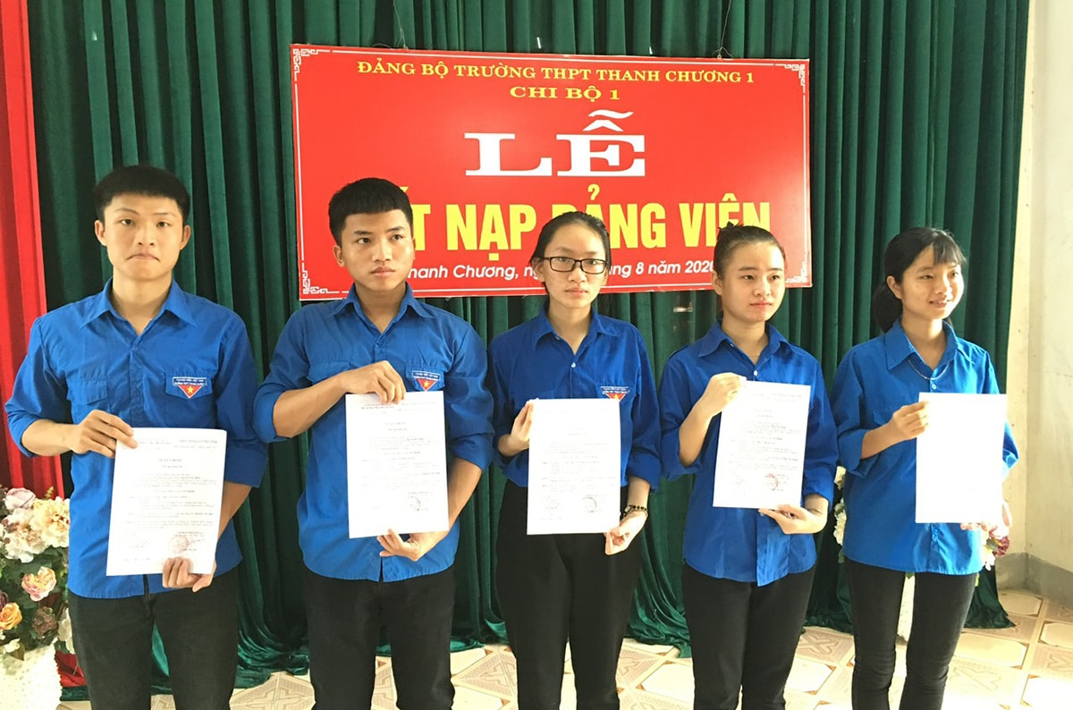 Các đảng viên trẻ là học sinh được kết nạp tại Trường THPT THanh Chương 1.