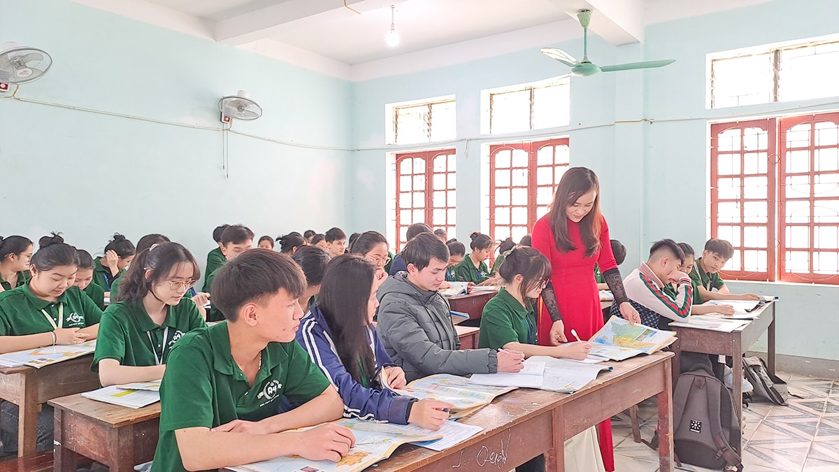 Giờ học của học sinh Trường THPT Quế Phong.