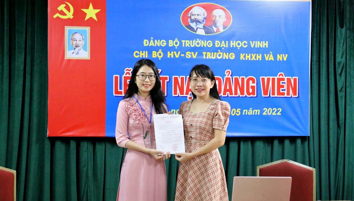 Lễ kết nạp Đảng cho sinh viên tại Chi bộ SV-HV Sư phạm xã hội Trường Đại học Vinh.