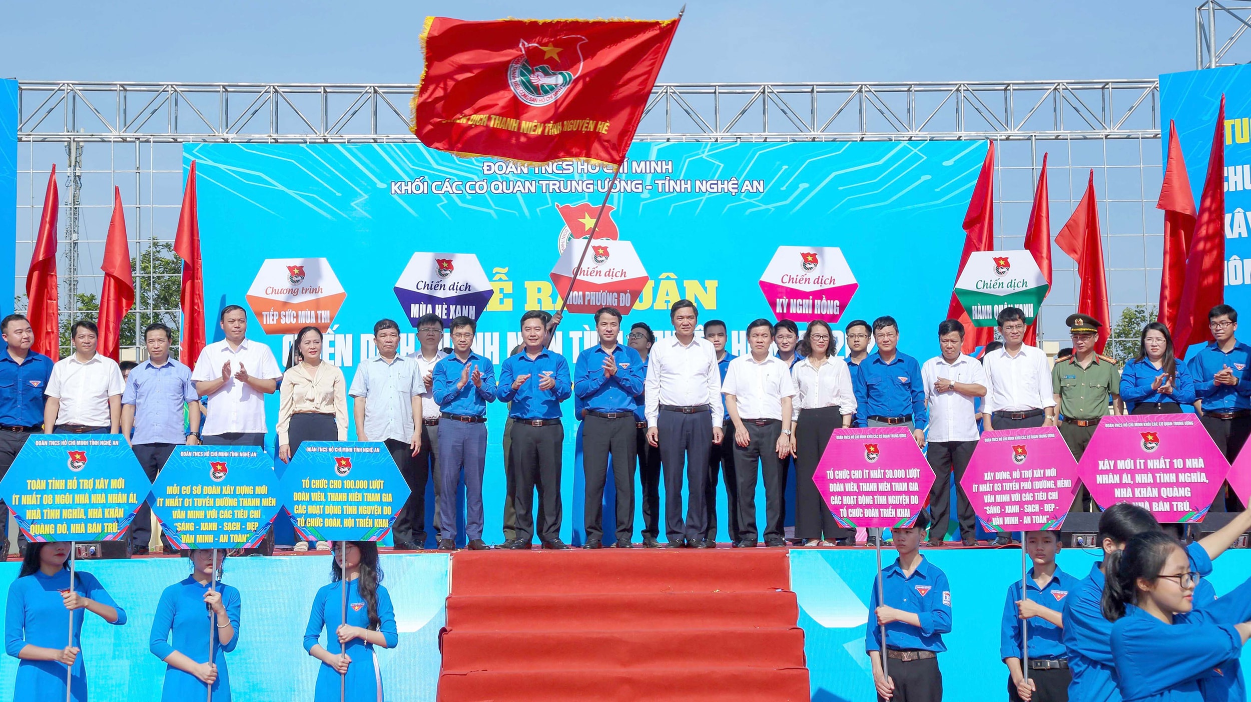 Tuổi trẻ Nghệ An ra quân Chiến dịch Thanh niên tình nguyện hè 2023.