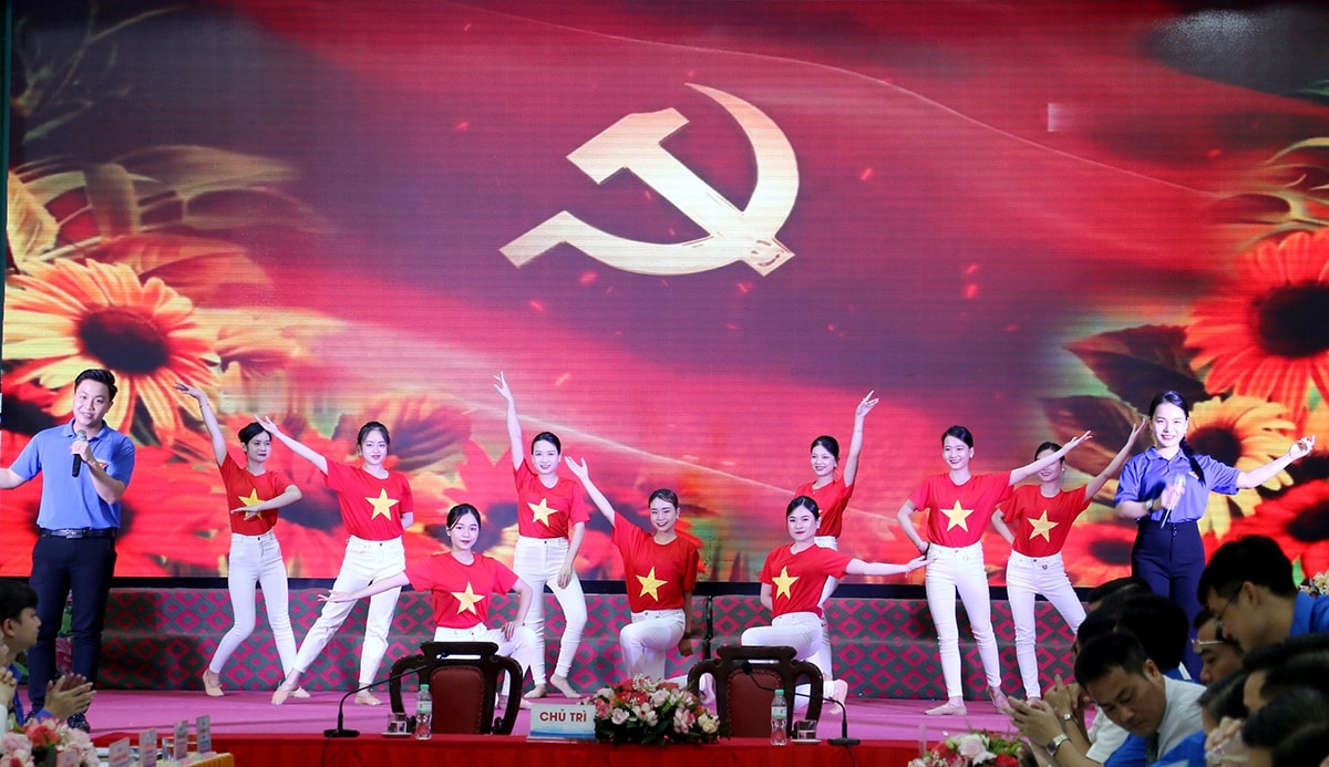 Chương trình văn nghệ tại Diễn đàn