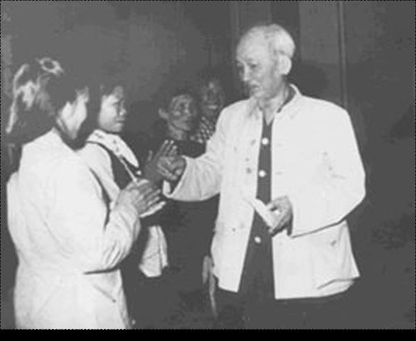 Chủ tịch Hồ Chí Minh tặng Huy hiệu của Người cho một số đại biểu dự Đại hội Phụ nữ xuất sắc trong phong trào 