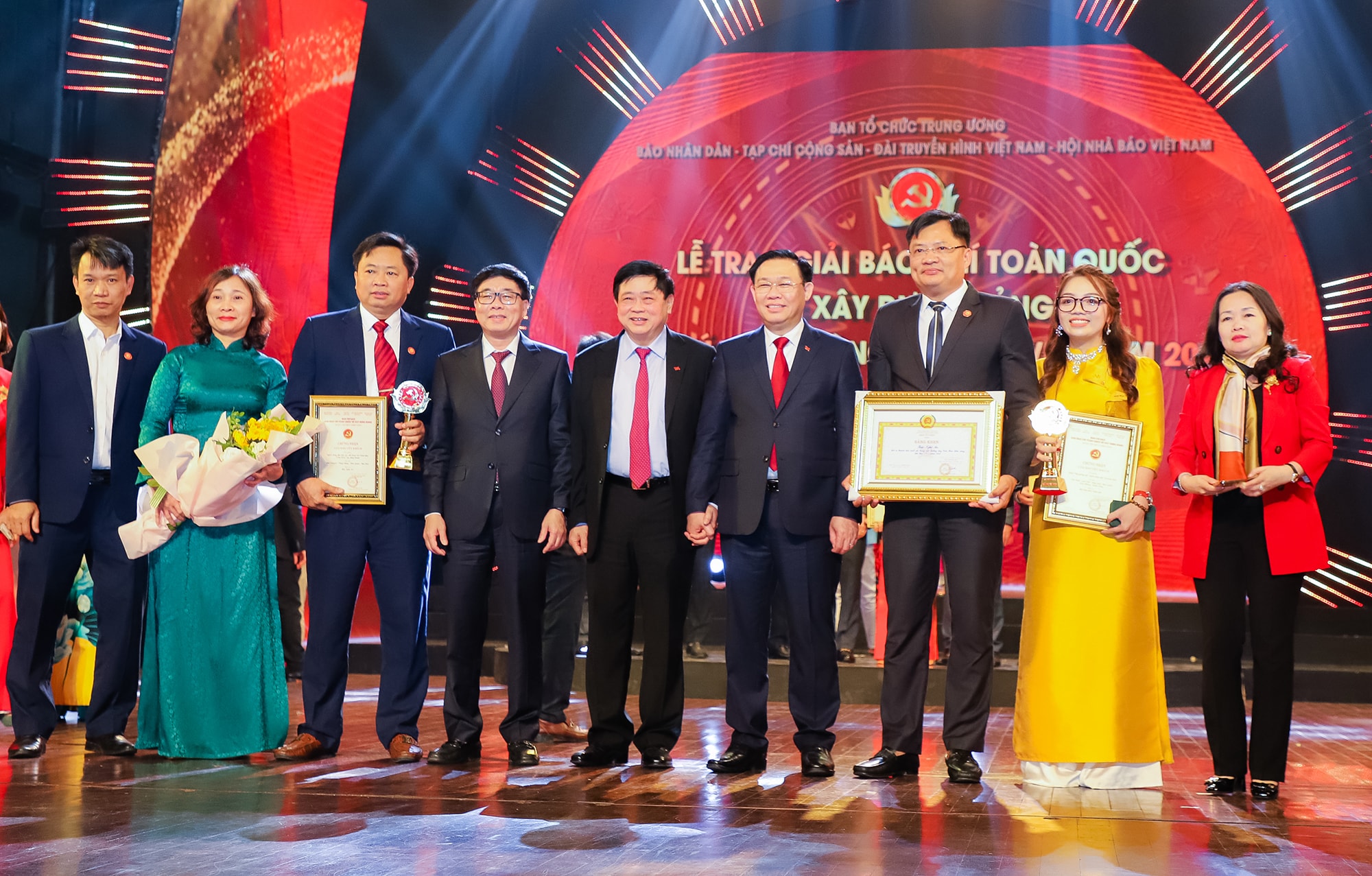 Chủ tịch Quốc hội Vương Đình Huệ, Chủ tịch Hội đồng Lý luận, phê bình văn học, nghệ thuật Trung ương Nguyễn Thế Kỷ chụp ảnh cùng lãnh đạo Tỉnh uỷ, lãnh đạo và nhóm tác giả đạt giải của Báo Nghệ An, tại Giải Búa liềm vàng toàn quốc 2022. Ảnh: Phạm Bằng