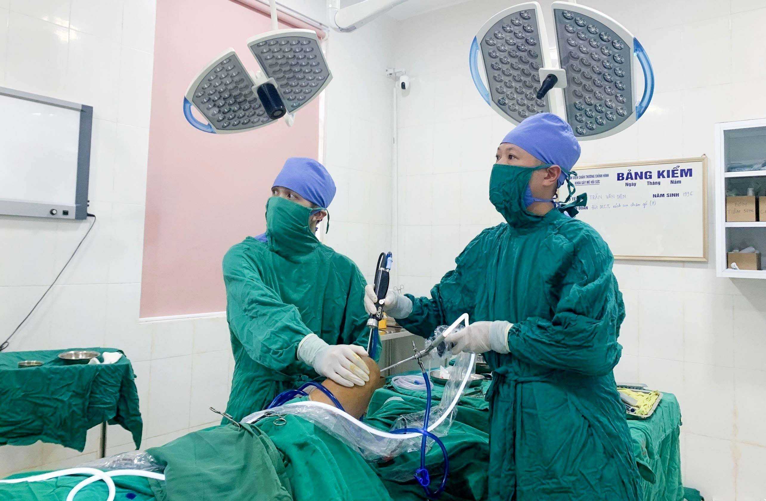 Ekip Bác sĩ CKII Nguyễn Song Duệ - Phó Trưởng Khoa Chi Dưới cùng các cộng sự thực hiện phẫu thuật nội soi tái tạo dây chằng chéo trước khớp gối hai bên cho các bệnh nhân .jpg