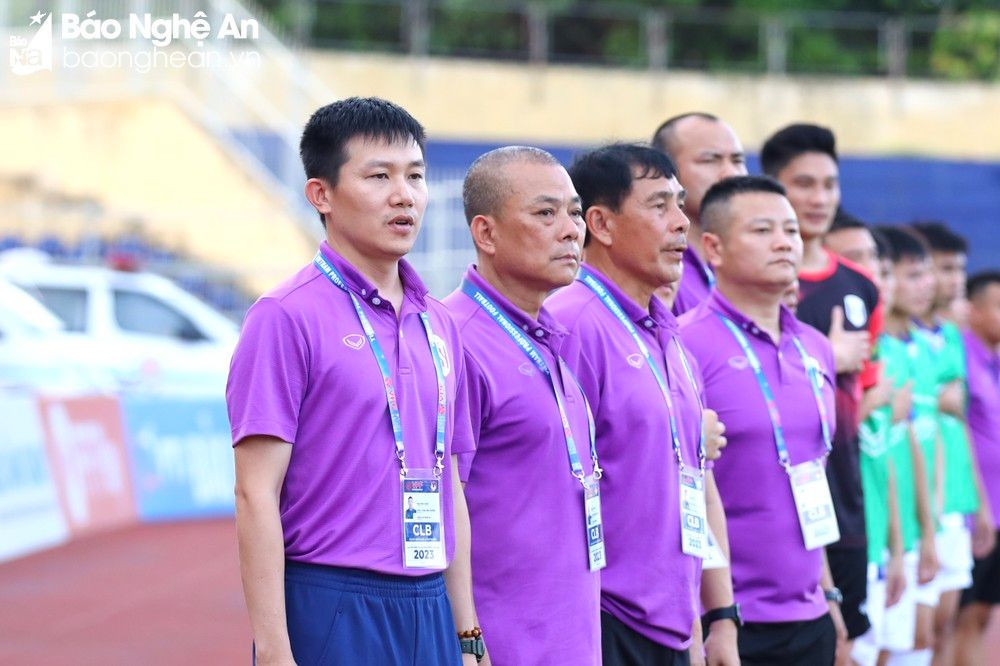 Tân huấn luyện viên Phan Như Thuật đang mang lại những tín hiệu tích cực cho Sông Lam Nghệ An. Ảnh Chung Lê.jpg
