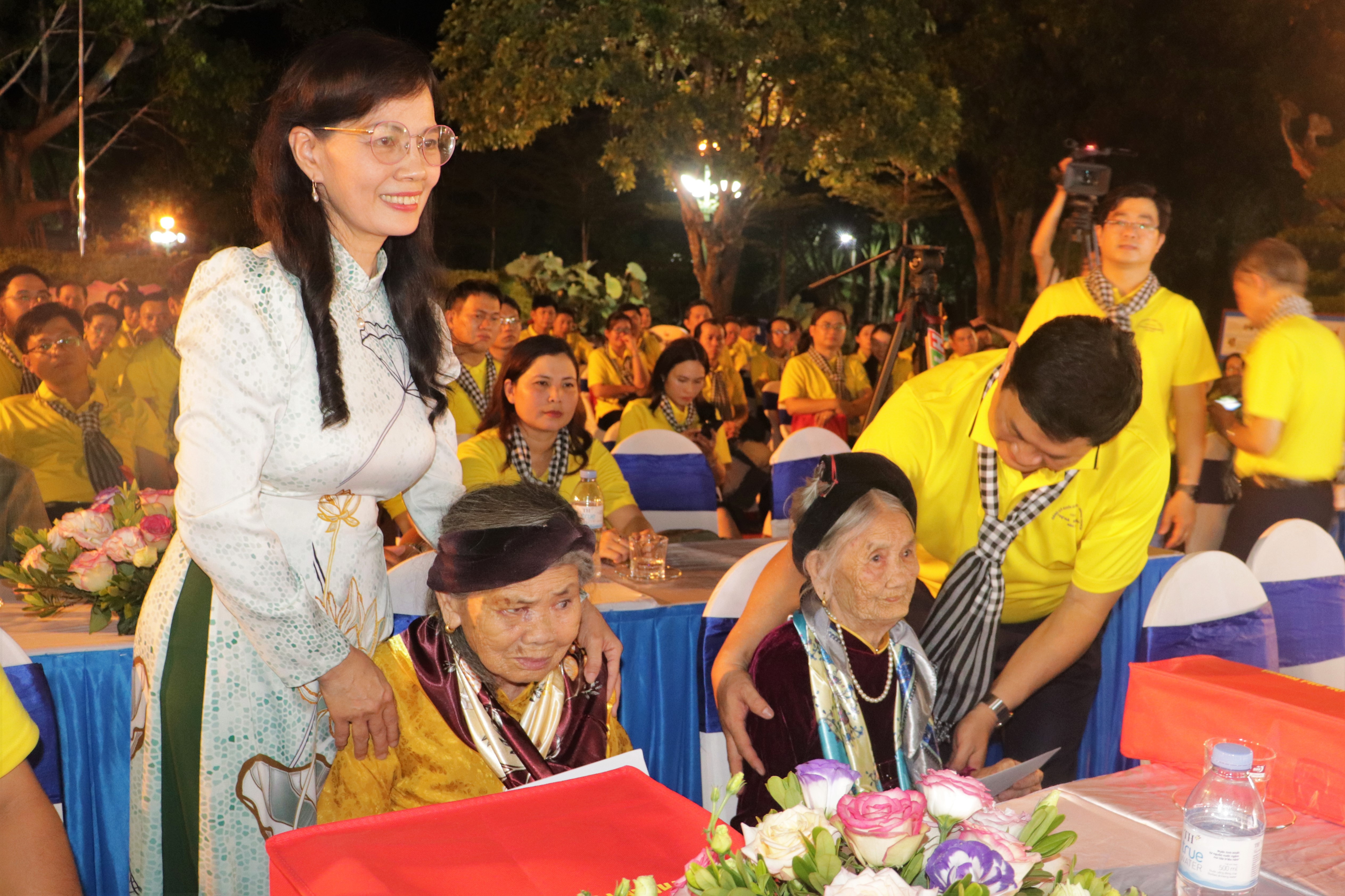 bna_Các đại biểu tặng quà cho Mẹ Việt Nam Anh hùng.jpg