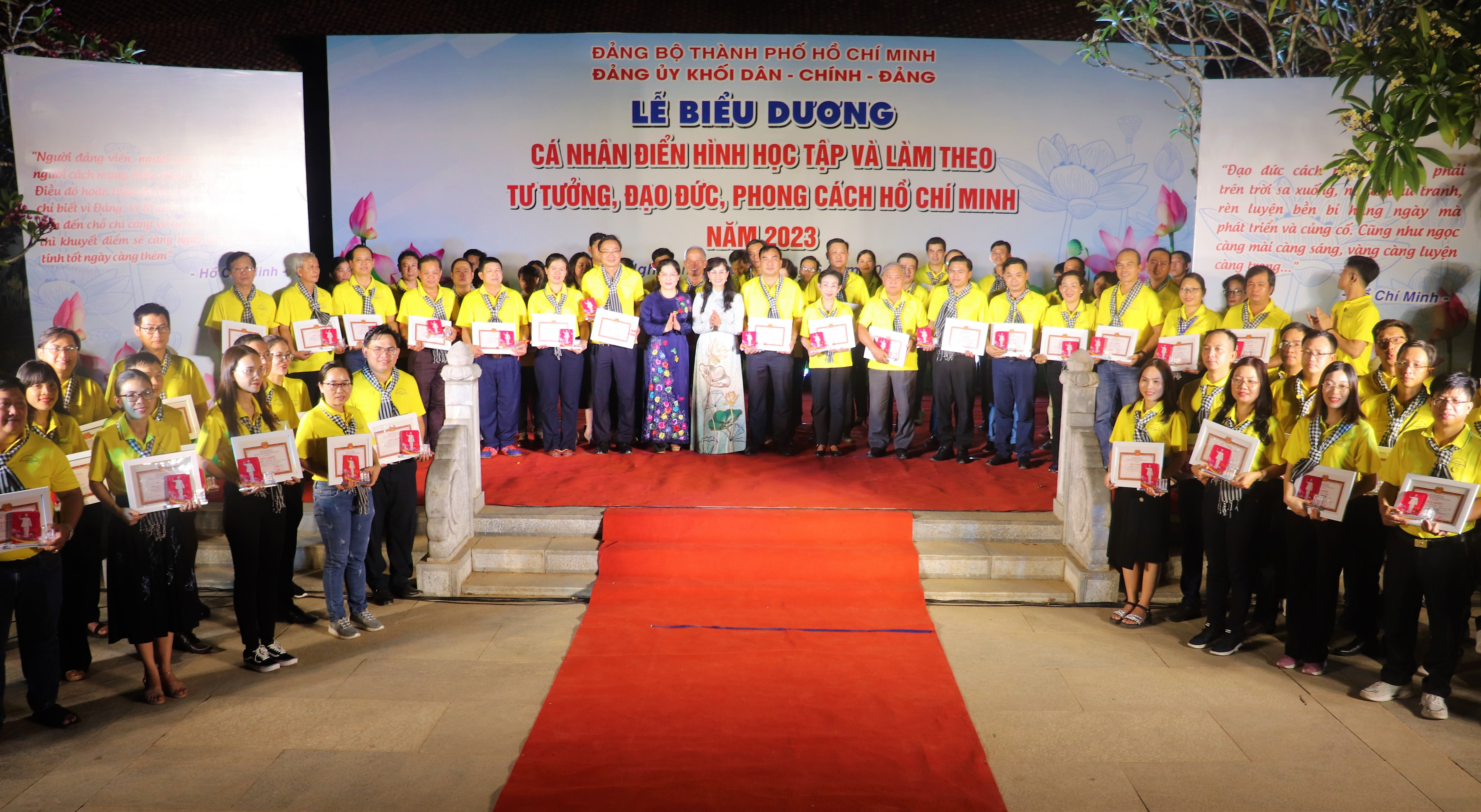 bna_Đồng chí Nguyễn Thị Kim Chi và đồng chí Nguyễn Thị Kim Dung tặng giấy khen và phần thưởng cho các đại biểu được tuyên dương.jpg
