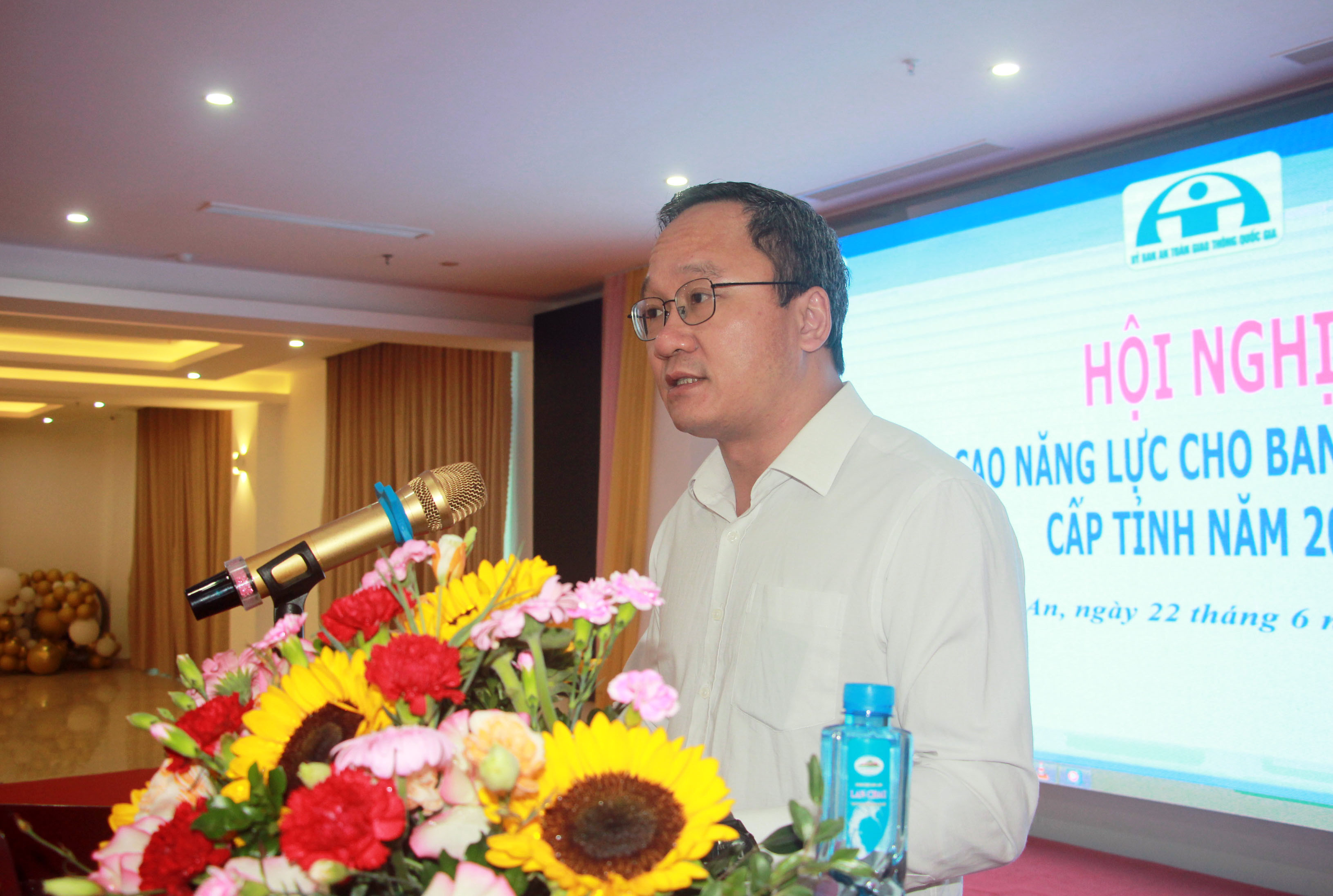 Đồng chí Khuất Việt Hùng, Phó Chủ tịch chuyên trách Ủy ban ATGT Quốc gia phát biểu tại hội nghị. Ảnh: An Quỳnh.