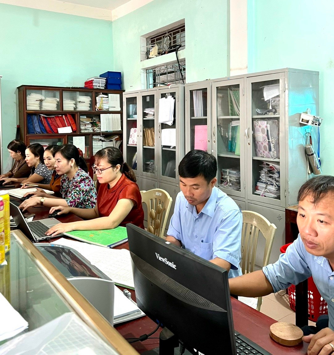Đội ngũ cán bộ tư pháp trên địa bàn huyện Diễn Châu tích cực ứng dụng công nghệ số phục vụ công tác. Anh CSCC.jpg