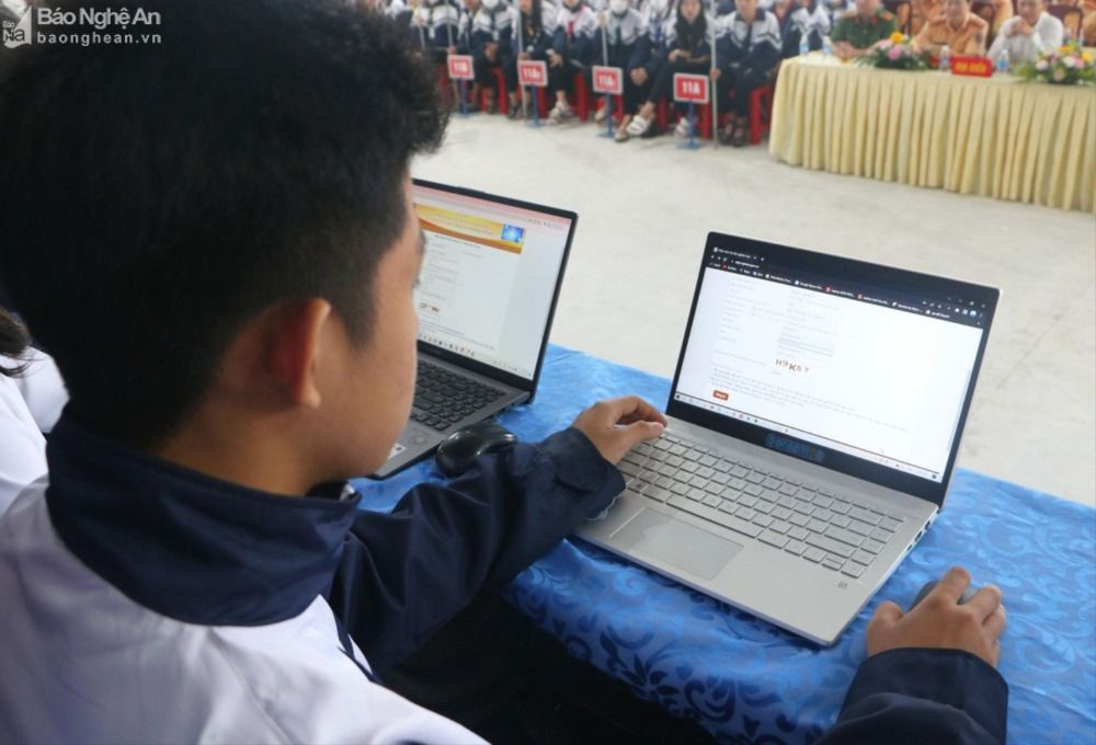Học sinh trường THPT Nghi Lộc 3 tham gia thi trực tuyến tìm hiểu pháp luật về ATGT. Anh tư liệu TH An quynh.jpeg