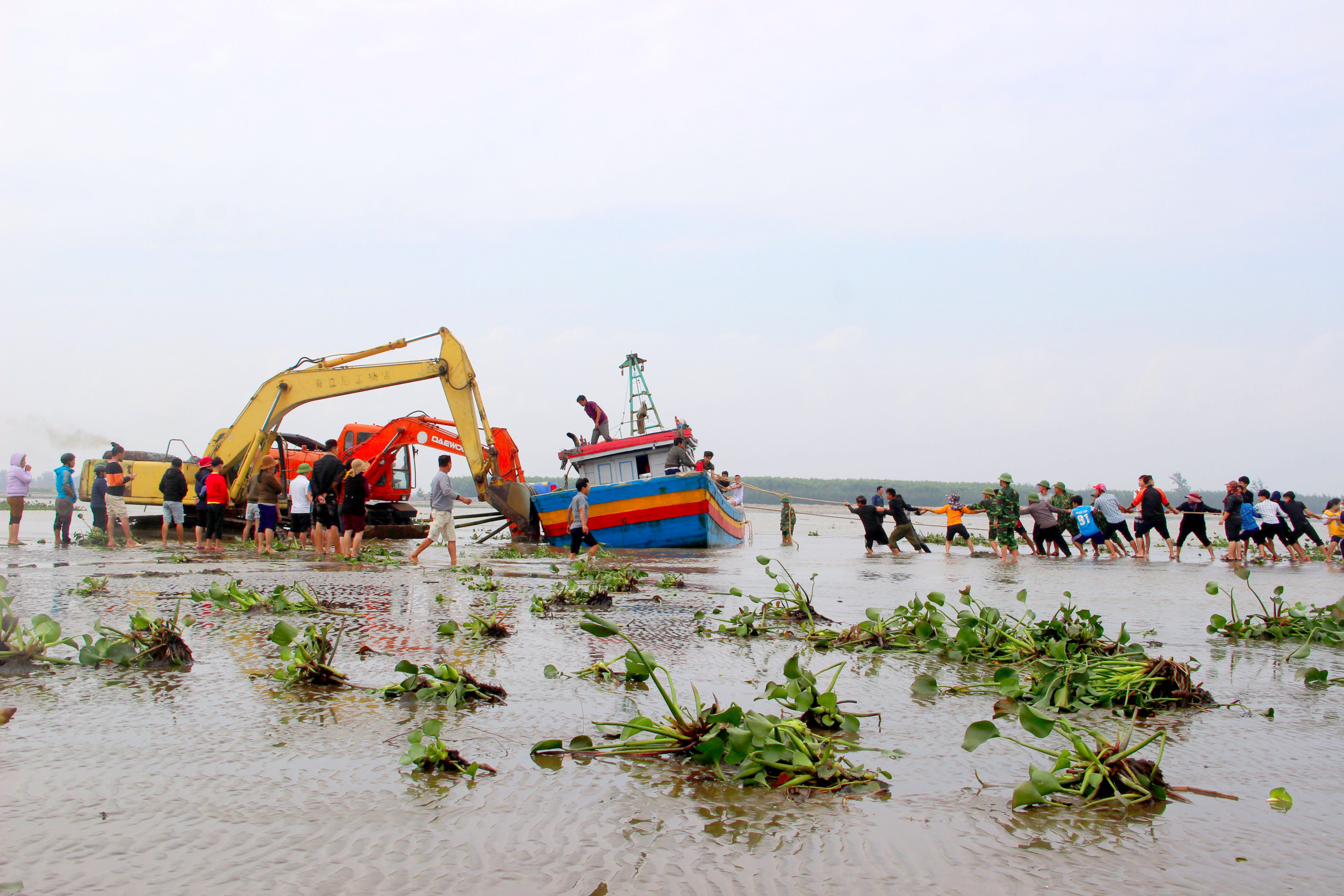 bna_Hàng trăm người và phương tiện tham gia giải cứu con tàu mắc cạn tại cửa Lạch Vạn. Ảnh Q.An.jpg