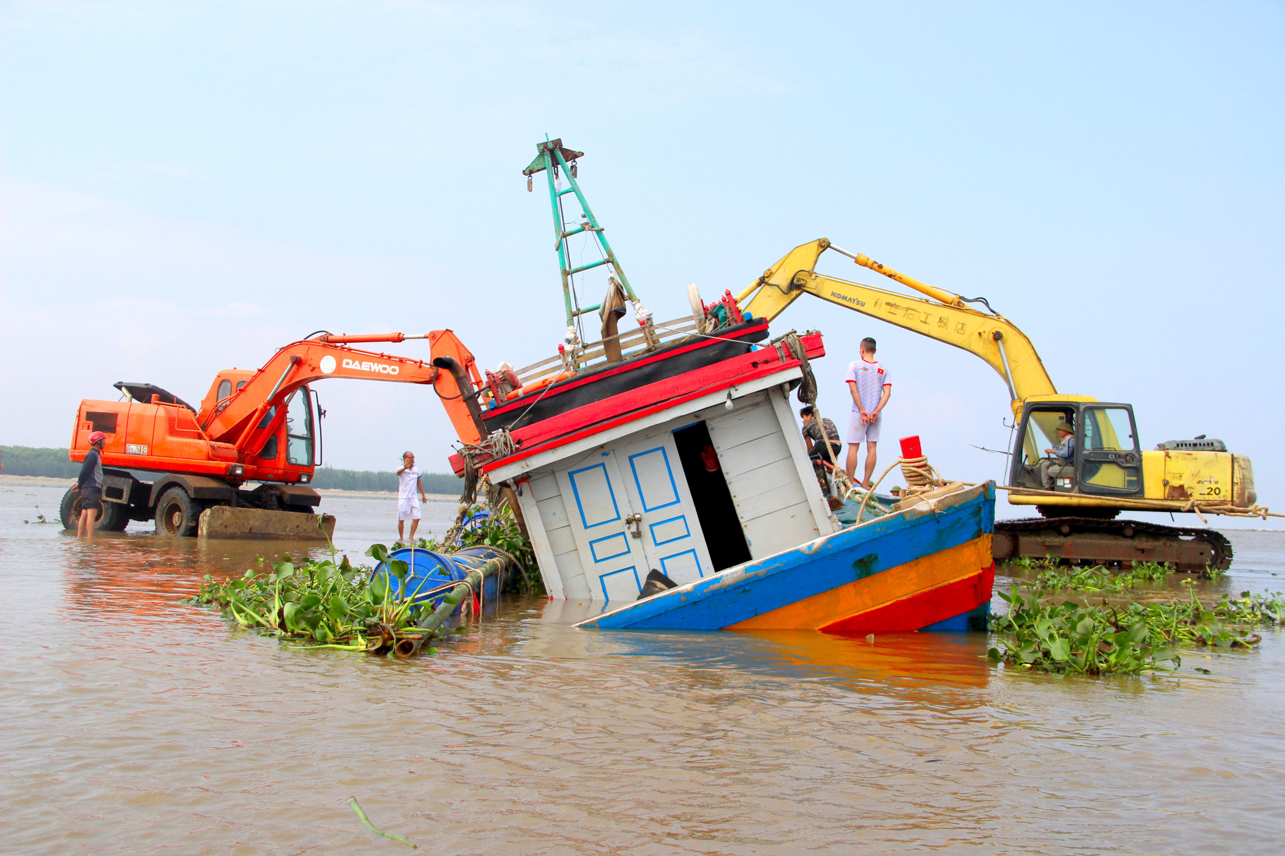 bna_Một con tàu cá của ngư dân xã Diễn Bích bị mắc cạn tại cửa Lạch Vạn. Ảnh Quang An.jpg