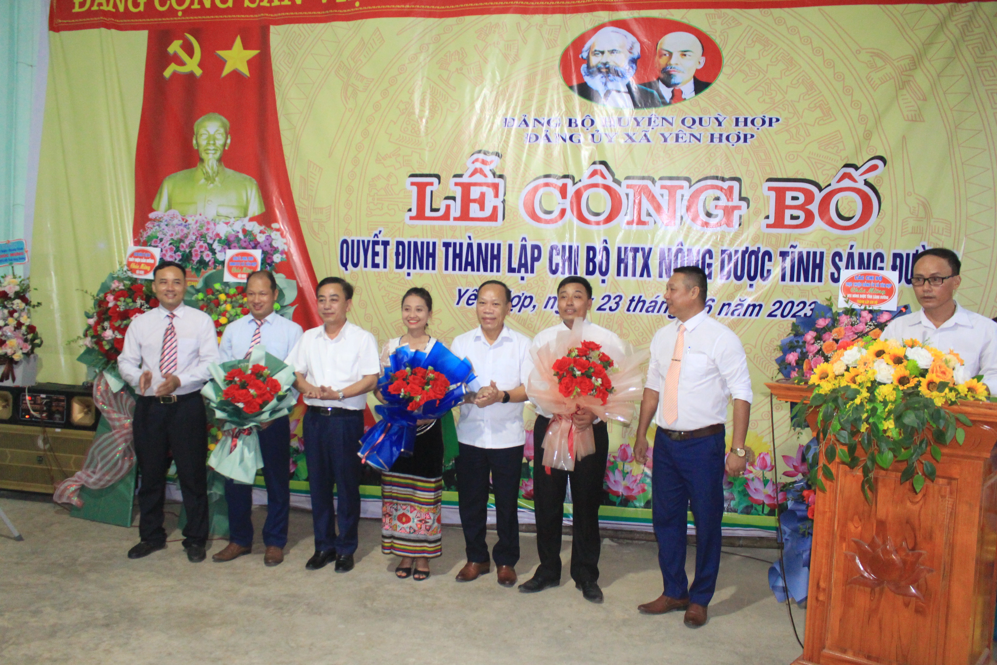 bna-Lãnh đạo huyện uỷ Quỳ Hợp tặng hoa chúc mừng Chi bộ HTX nông dược Tĩnh Sáng Đường được thành lập.JPG