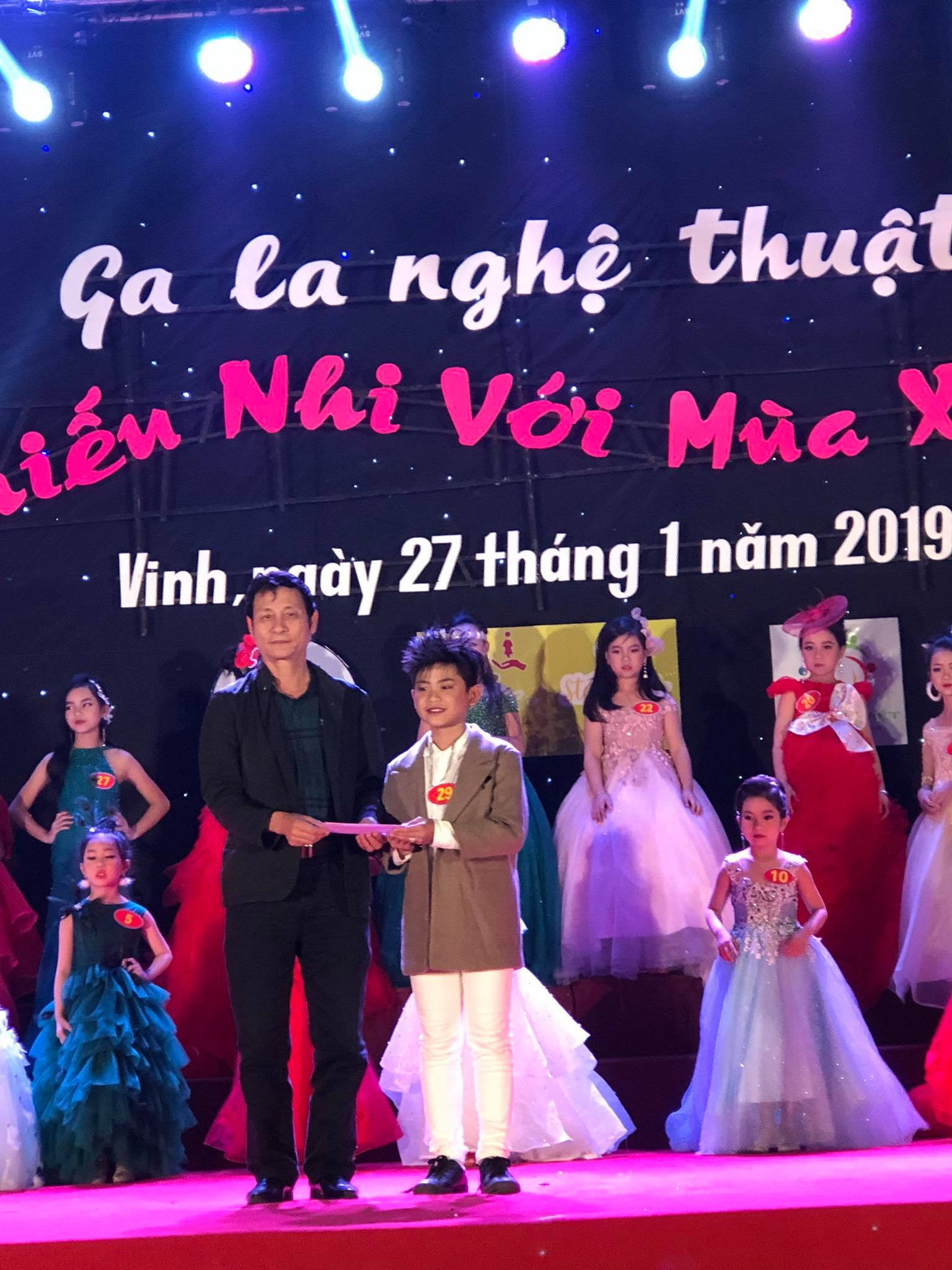 Nhạc sỹ Xuân Hòa trao giải cho học sinh trong một chương trình âm nhạc .jpg