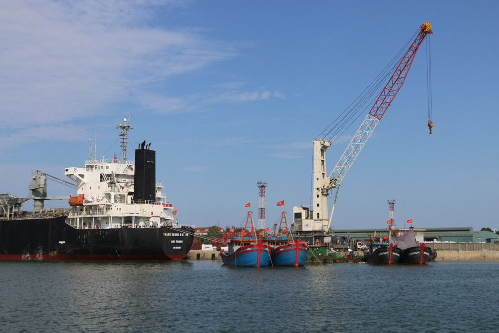 bna_ Tàu vào bốc dỡ hàng tại cảng Cửa Lò_ Ảnh Nguyễn Hải.jpg