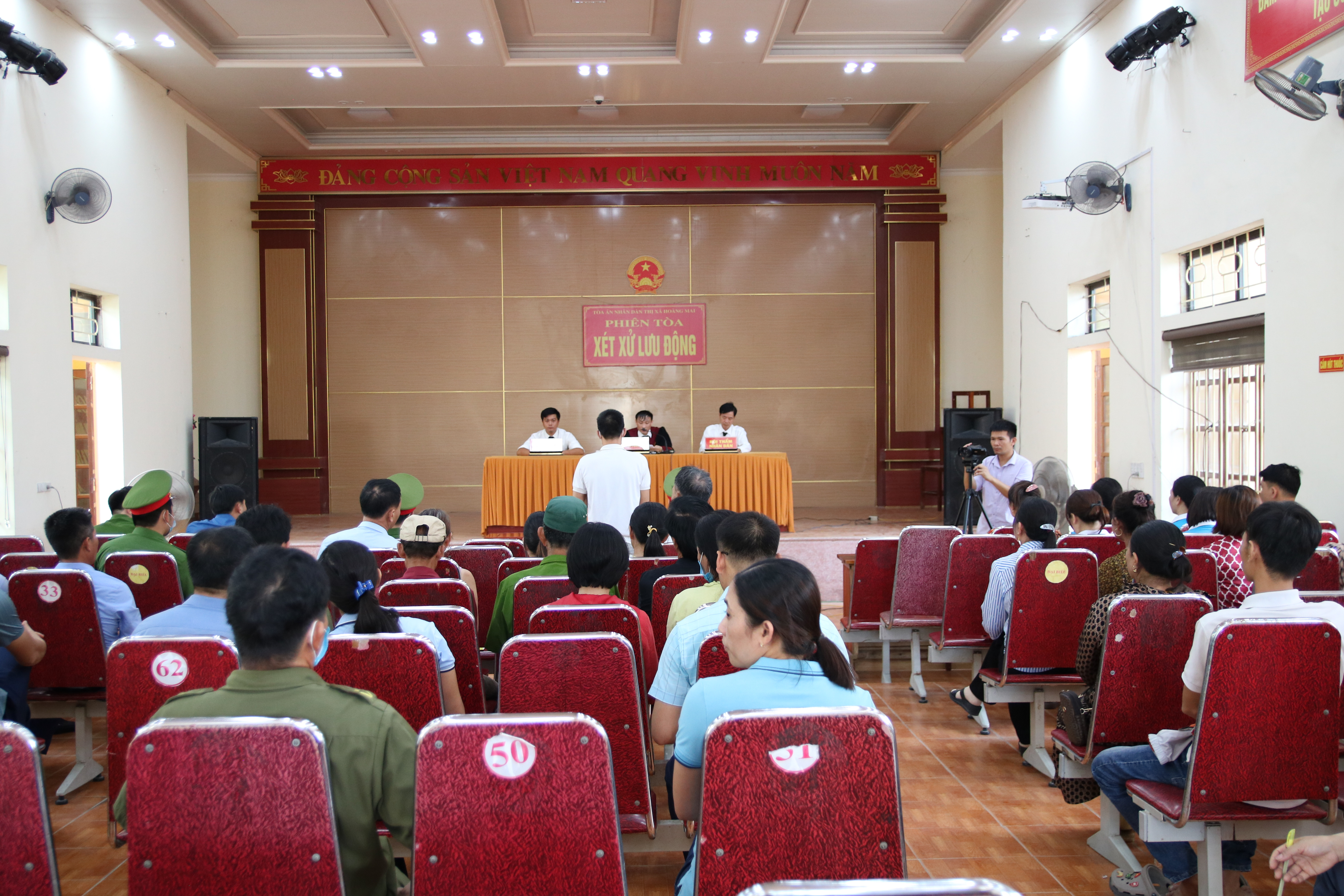 bna_Toàn cảnh phiên tòa lưu động diễn ra vào sáng 13.6, tại hội trường xã Quỳnh Lộc, thị xã Hoàng Mai. Ảnh Thanh Thủy.JPG