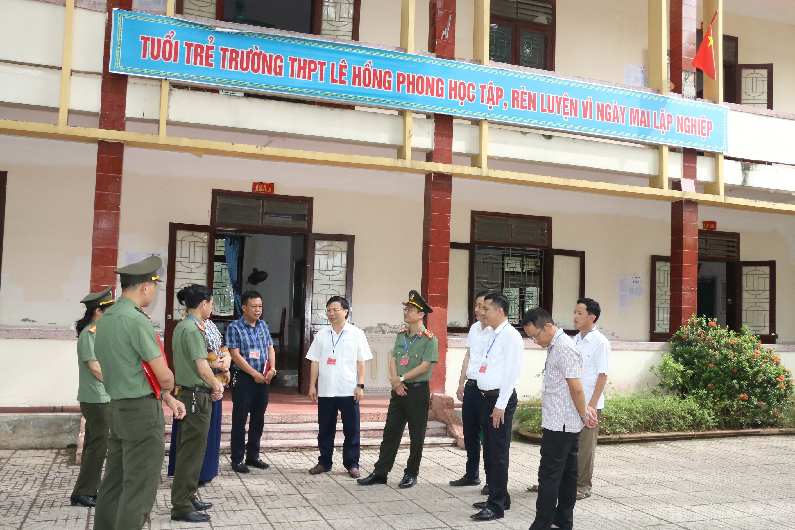 bna_Phó Chủ tịch UBND tỉnh Bùi Đình Long kiểm tra công tác chuẩn bị thi tại điểm thi Trường THPT Lê Hồng Phong.JPG