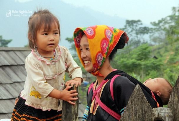 Người mẹ bản Mông và các con (ảnh chụp tại Tri Lễ, Quế Phong). Ảnh Hồ Phương.jpg